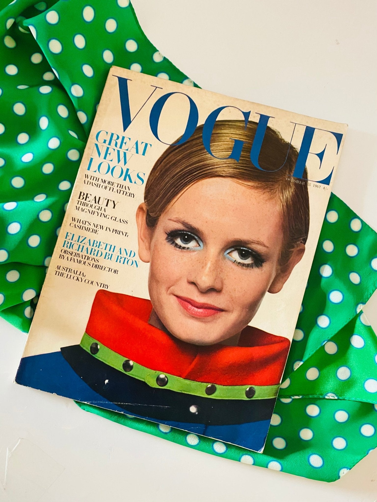 女性情報誌 Vogue Magazine April 15 1967 Twiggy 1967 Vogue Twiggy Cover Full Magazine style - CHNGR